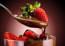 Hershey разбавит шоколад мясом и ягодами